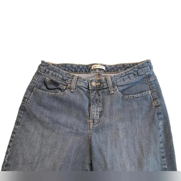 Lee, Size 10, Medium Wash Denim Capris - Picture 2 of 7